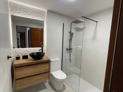 Baño reformado con acabados modernos, espejo con luces y bluetooth